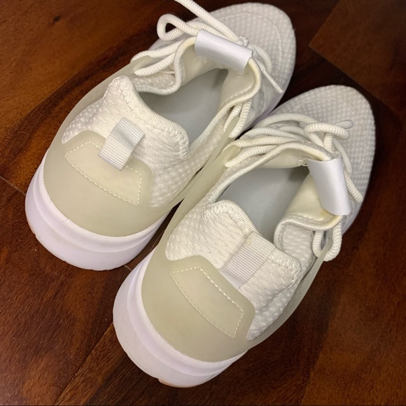 Fabletics White Avalon Performance Sneaker size 9 - Picture 2 of 4